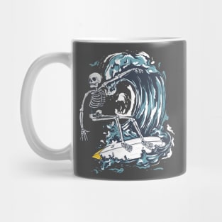 Skeleton skull surfing on the wave Mug